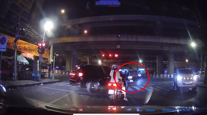 กลับรถบนทางม้าลาย