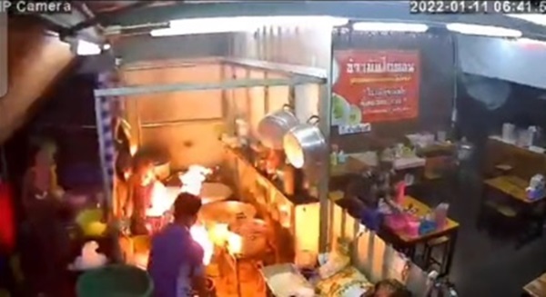 ไฟลุกพรึ่บร้านข้าวมันไก่