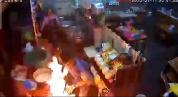 ไฟลุกพรึ่บร้านข้าวมันไก่