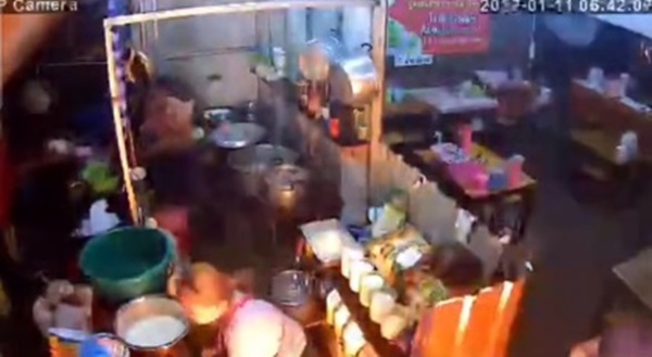 ไฟลุกพรึ่บร้านข้าวมันไก่