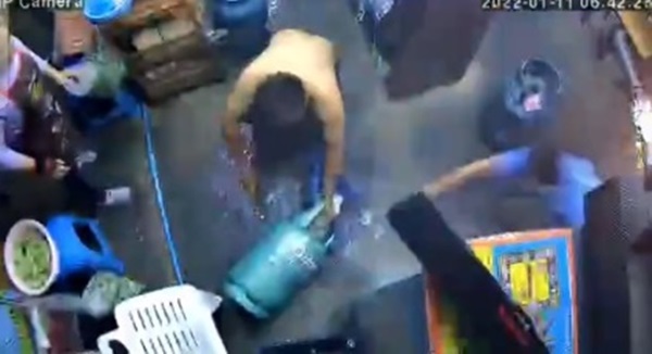 ไฟลุกพรึ่บร้านข้าวมันไก่