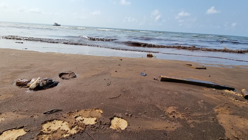 คราบน้ำมัน หาดแม่รำพึง