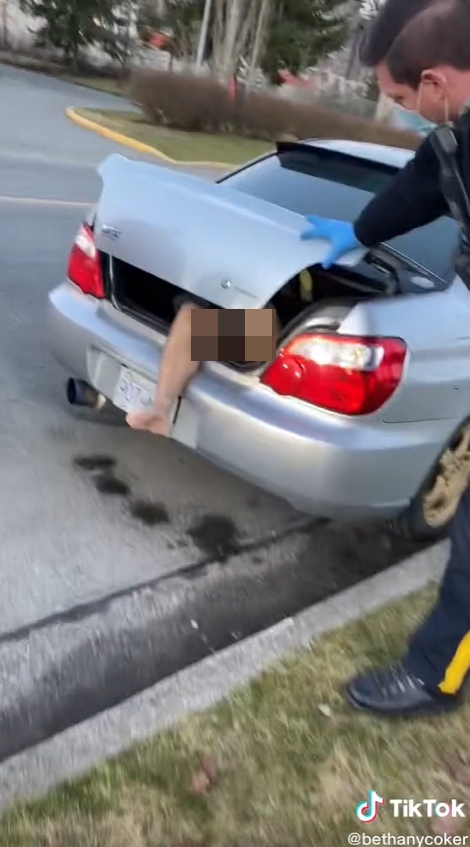 ชายปริศนานอนแก้ผ้าอยู่ท้ายรถ