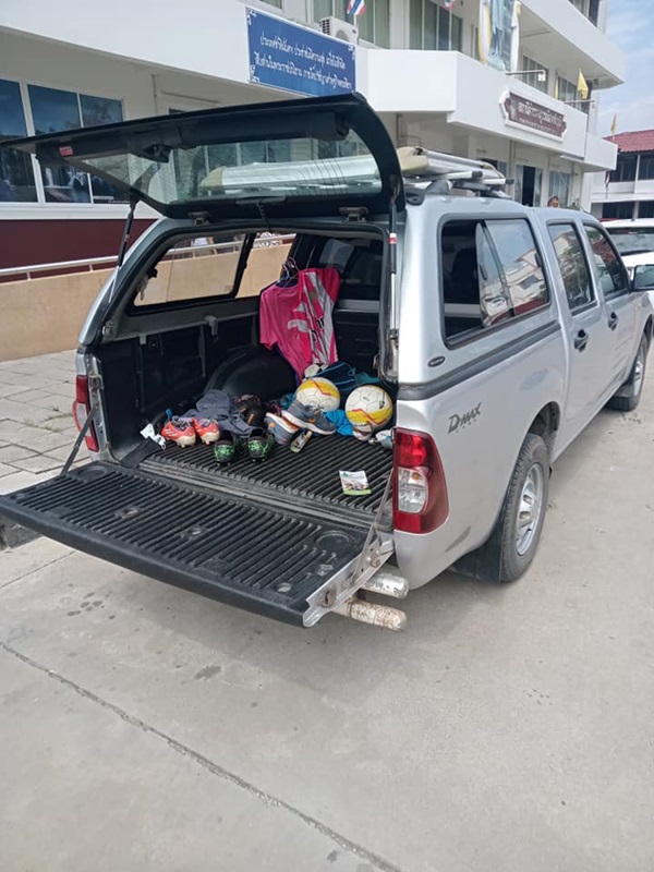 ขโมยรองเท้าสตั๊ด