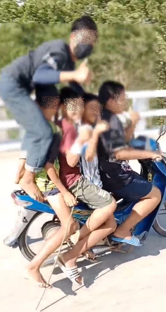 เด็กขี่รถซ้อน 5