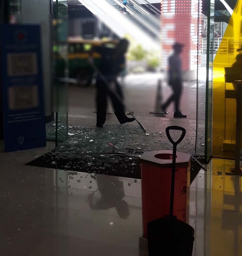 ชนประตูห้างแตก