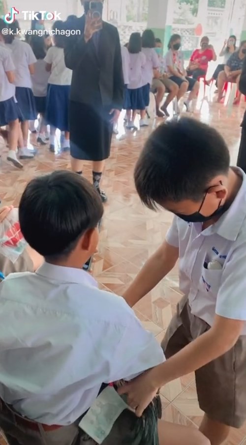 ให้ไก่ชนรุ่นพี่