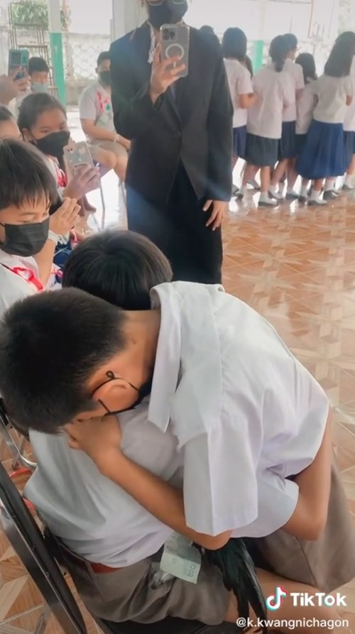 ให้ไก่ชนรุ่นพี่