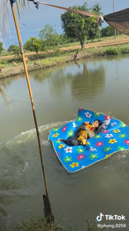 นอนบนเสื่อลอยน้ำ