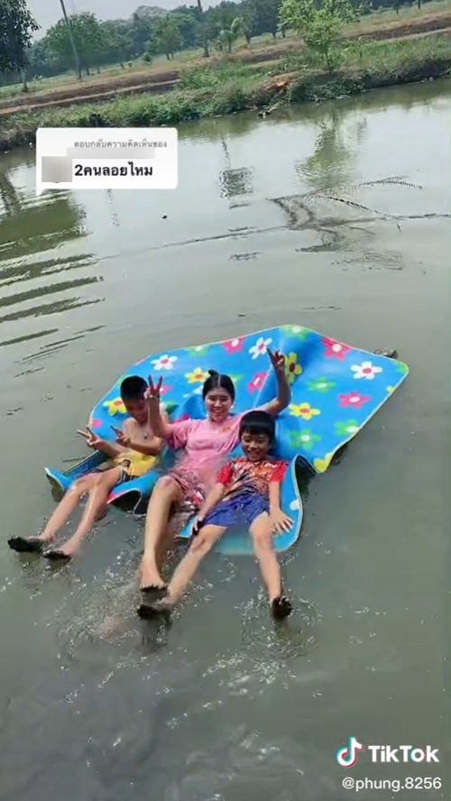 นอนบนเสื่อลอยน้ำ