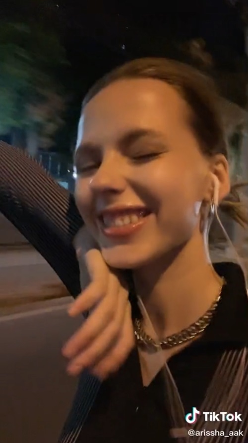 นางแบบรัสเซียนั่งวินมอเตอร์ไซค์