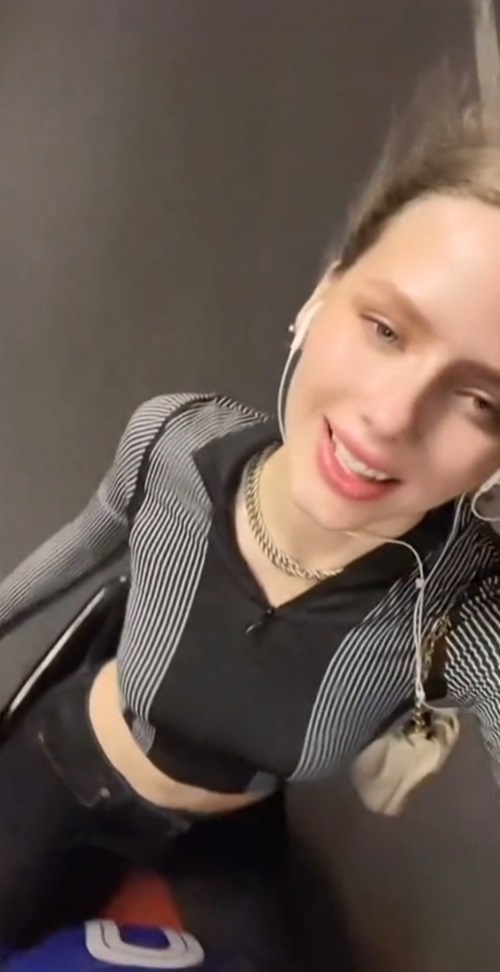 นางแบบรัสเซียนั่งวินมอเตอร์ไซค์