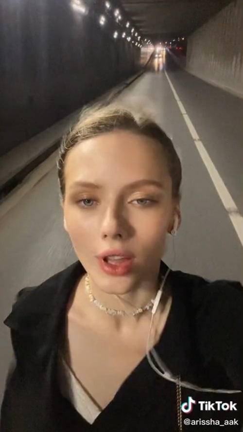 นางแบบรัสเซียนั่งวินมอเตอร์ไซค์