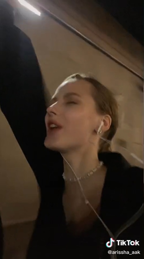 นางแบบรัสเซียนั่งวินมอเตอร์ไซค์