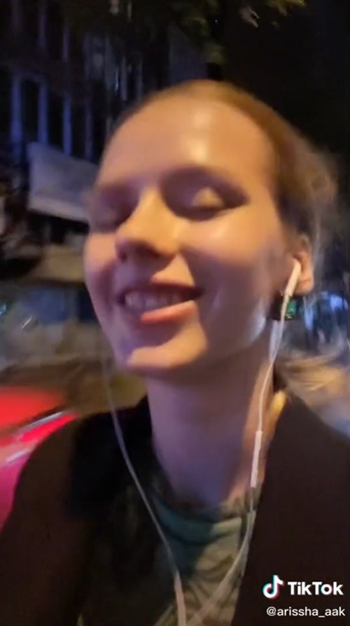 นางแบบรัสเซียนั่งวินมอเตอร์ไซค์