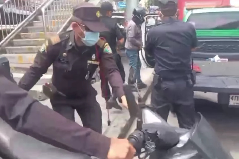 อึราดบนรถเทศกิจ