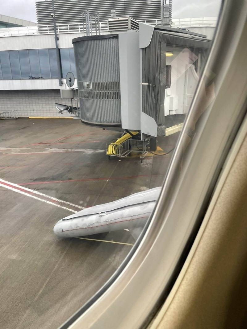 เปิดประตูฉุกเฉินเครื่องบินหนี