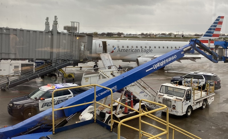 เปิดประตูฉุกเฉินเครื่องบินหนี