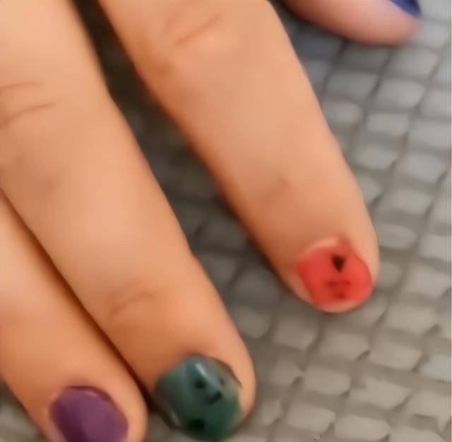 เย็บสามีติดโซฟา