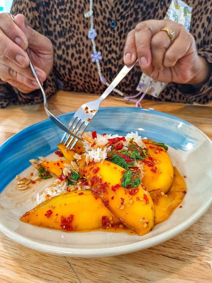 ผัดกะเพรามะม่วง