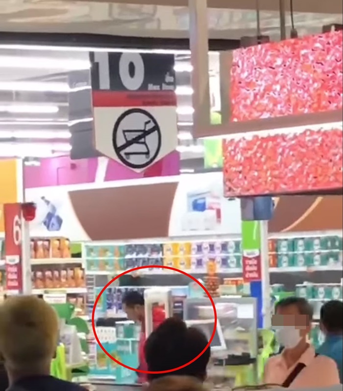 แทงกันตายกลางห้าง