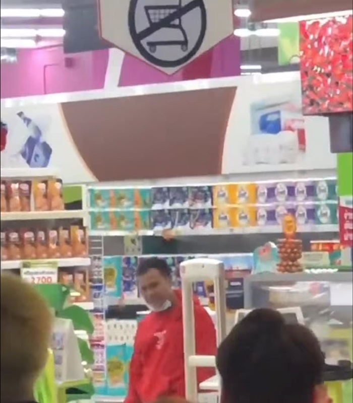 แทงกันตายกลางห้าง