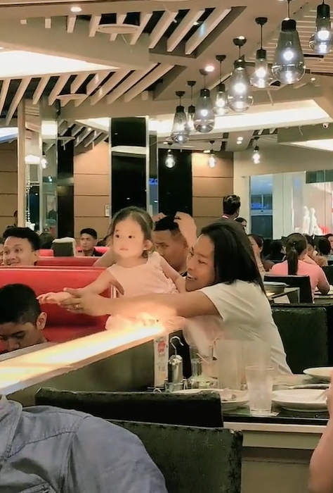 เด็กหญิงเล่นหูเล่นตา