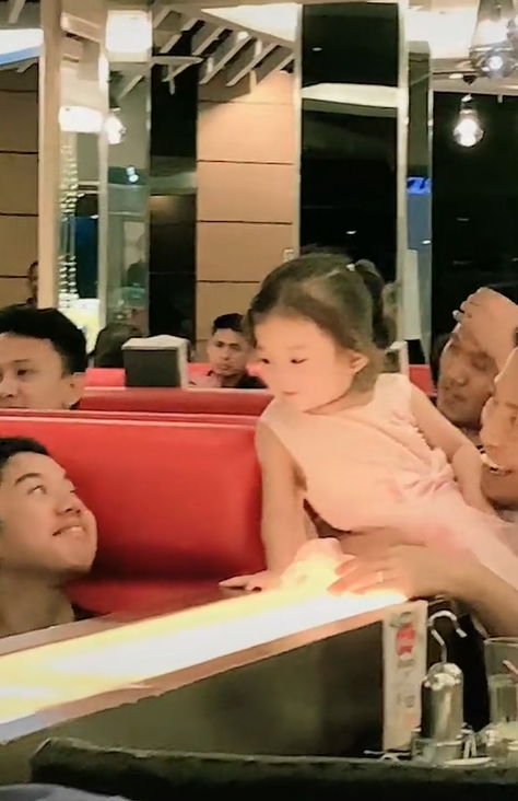 เด็กหญิงเล่นหูเล่นตา