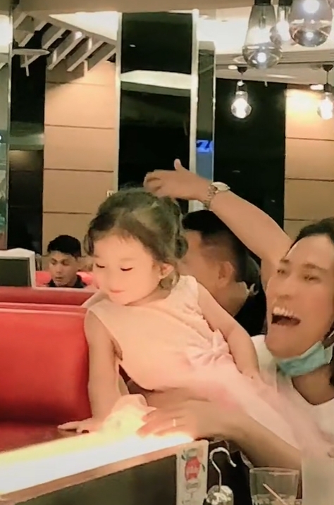 เด็กหญิงเล่นหูเล่นตา