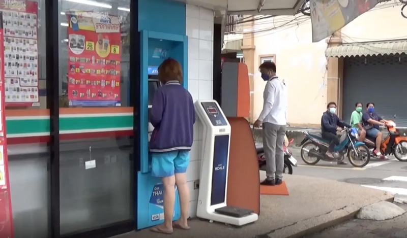 เงินไหลจากเอทีเอ็ม