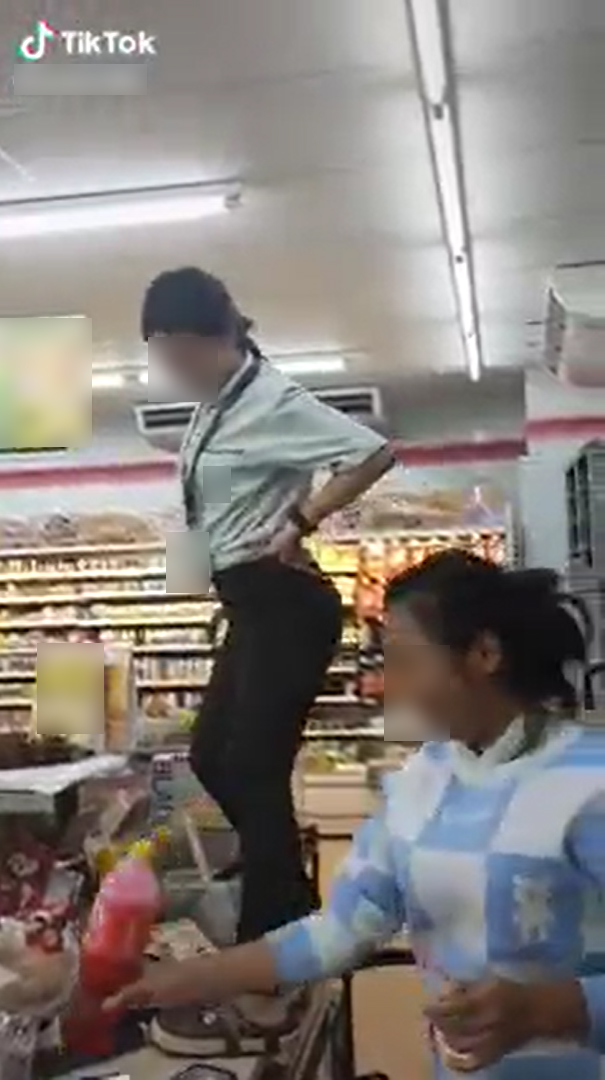 พนักงานเซเว่นเต้นบนเคาน์เตอร์