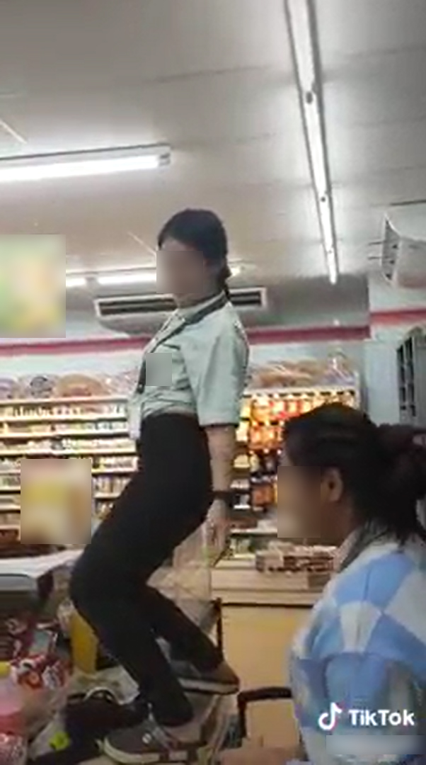 พนักงานเซเว่นเต้นบนเคาน์เตอร์