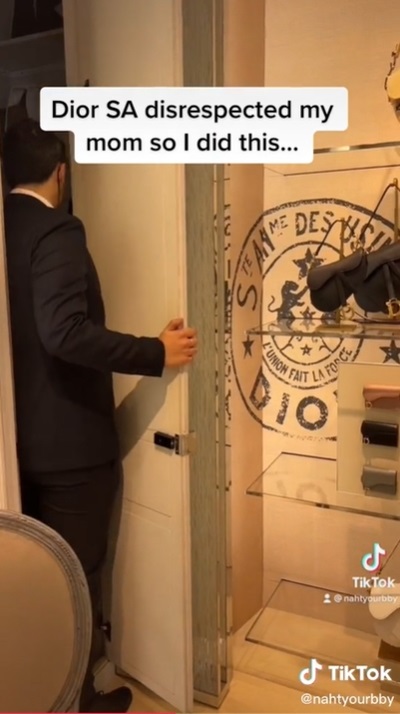 พนักงานดูถูกลูกค้า