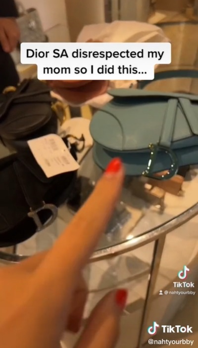 พนักงานดูถูกลูกค้า