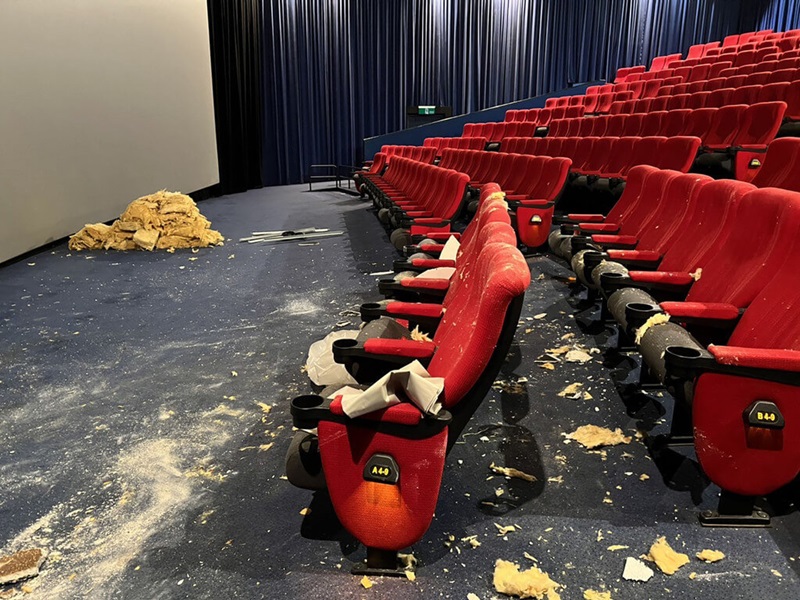 โรงหนังเพดานถล่ม