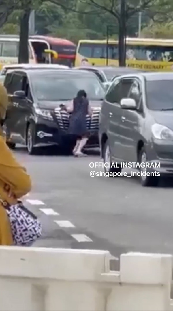 ป้าขวางรถ