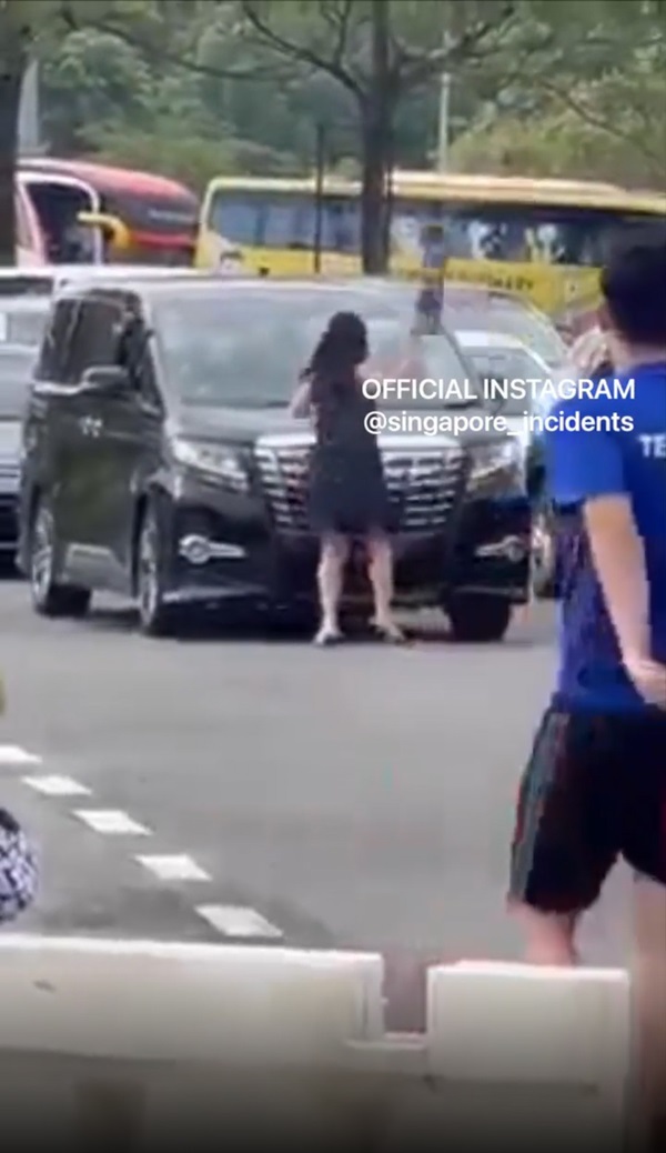 ป้าขวางรถ