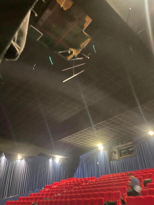 โรงหนังเพดานถล่ม