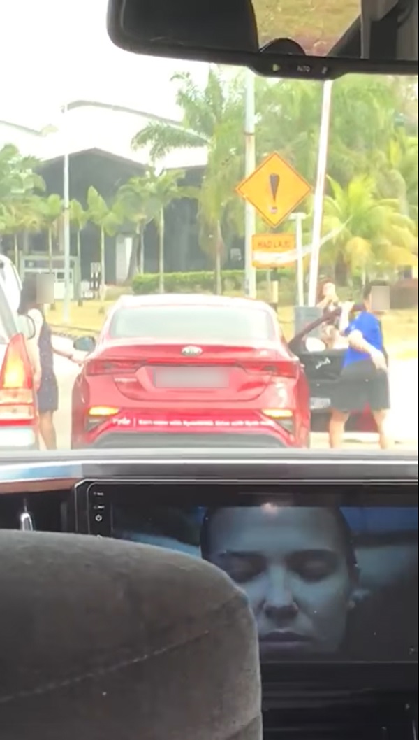 ป้าขวางรถ