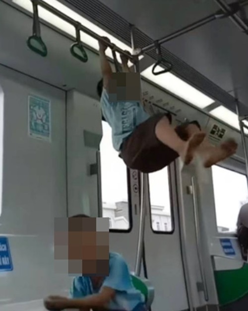 เด็กโหนราวรถไฟฟ้า