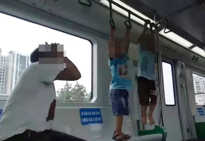 เด็กโหนราวรถไฟฟ้า