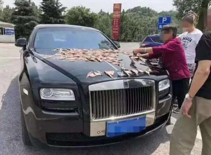 ตากปลาบนรถหรู