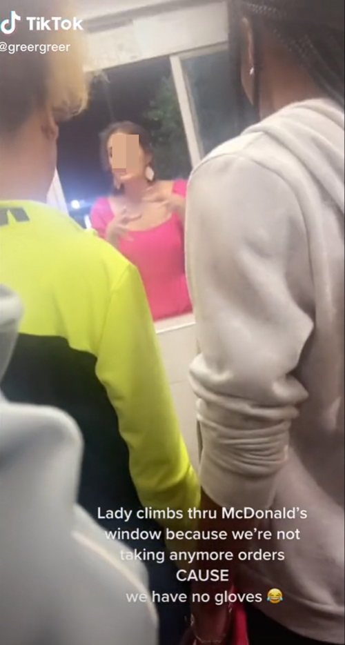 ปีนเข้าครัวร้านอาหาร