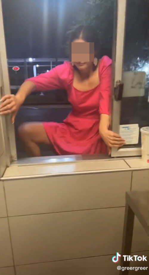 ปีนเข้าครัวร้านอาหาร