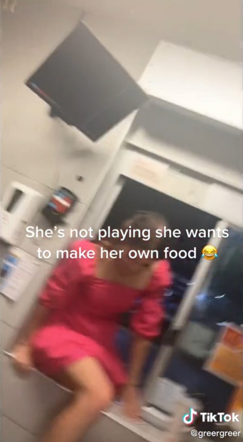 ปีนเข้าครัวร้านอาหาร