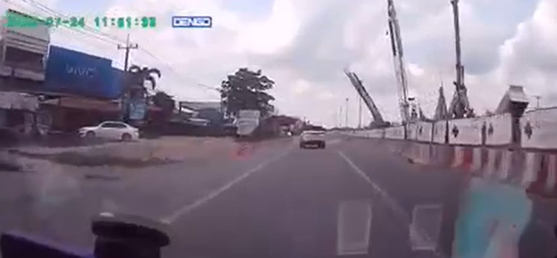 เครนล้มใส่รถ