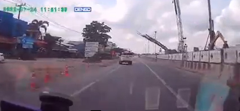 เครนล้มใส่รถ