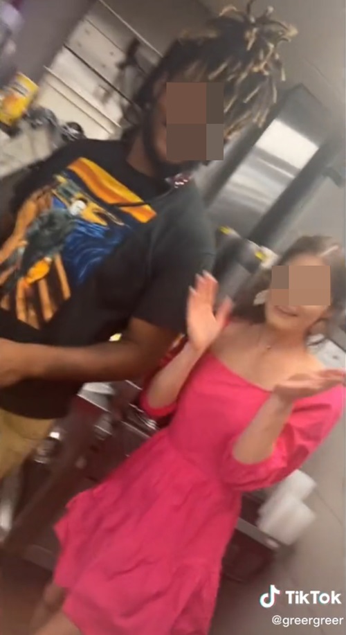 ปีนเข้าครัวร้านอาหาร