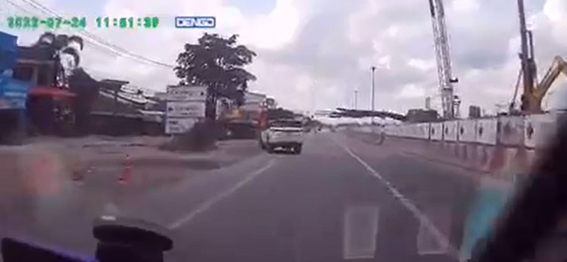 เครนล้มใส่รถ