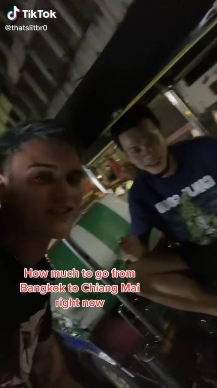 ฝรั่งนั่งตุ๊กตุ๊กตามหนัง